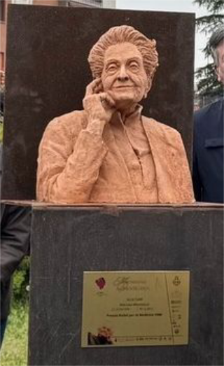 Asti - Statua di Rita Levi Montalcini, la targa non era sparita: era in restauro