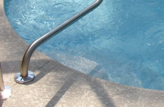 Piscina abusiva e ospiti non registrati: nei guai gestore astigiano