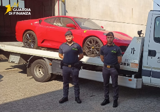Asti - Distrutta falsa Ferrari: era una Toyota MR2 modificata per sembrare una F430