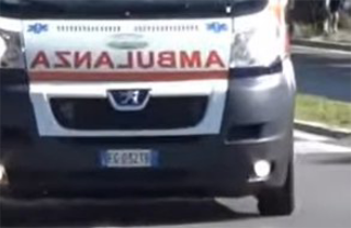 Palucco - Mezzo della Croce Rossa fuori strada: nessun ferito