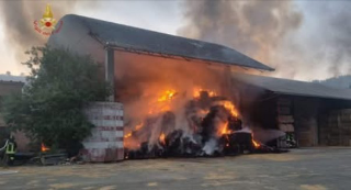 Castagnole Monferrato – Incendio in un capannone agricolo, ore di lavoro per i Vigili del Fuoco