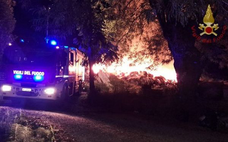Castagnole delle Lanze - Incendio distrugge centinaia di rotoballe di fieno