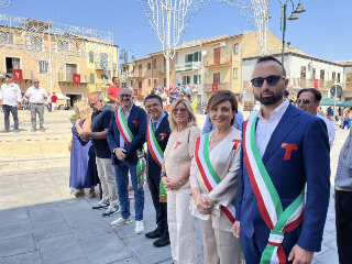 Asti e Milena festeggiano il ventennale del patto di amicizia durante la patronale di Sant’Antonio Abate